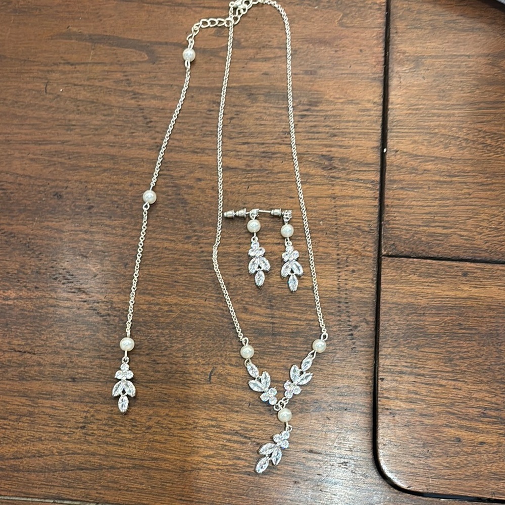 Elegant Silver Tone Jewelry Set with Faux Pearls